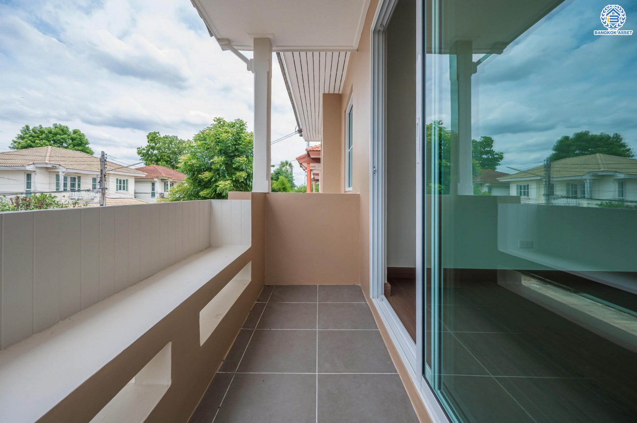 บ้านมือสองตกแต่งใหม่ โครงการ ชัยพฤกษ์ ติวานนท์-ราชพฤกษ์1 เนื้อที่ 51.30 ตร.ว. ฟังก์ชัน 3 ห้องนอน 2 ห้องน้ำ จอดรถได้ 1 คัน บรรยากาศเงียบสงบเป็นส่วนตัว สิ่งอำนวยความสะดวกมากมาย! บนทำเลศักยภาพ หน้าโครงการติดถนนใหญ่ เชื่อมต่อถนนราชพฤกษ์ ใกล้จุดขึ้นทางด่วน "ศรีสมาน"...